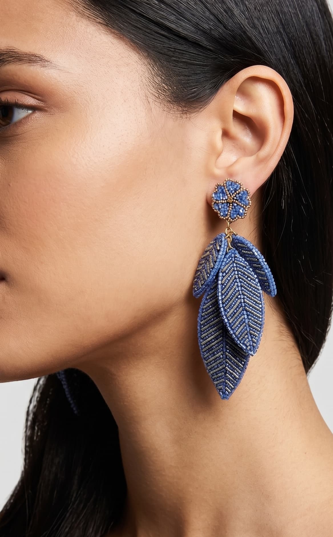 Primer plano lateral de mujer luciendo los pendientes "Bruma de Zafiro", resaltando su caída elegante y su brillo profundo.