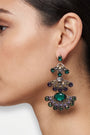 Mujer luciendo los pendientes "Abanico de Esmeralda", destacando su gran formato y el brillo de las piedras facetadas.