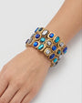 modelo luciendo la pulsera Océane Bleu en la muñeca, apreciando su anchura, brillo marino y escala sobre la piel.