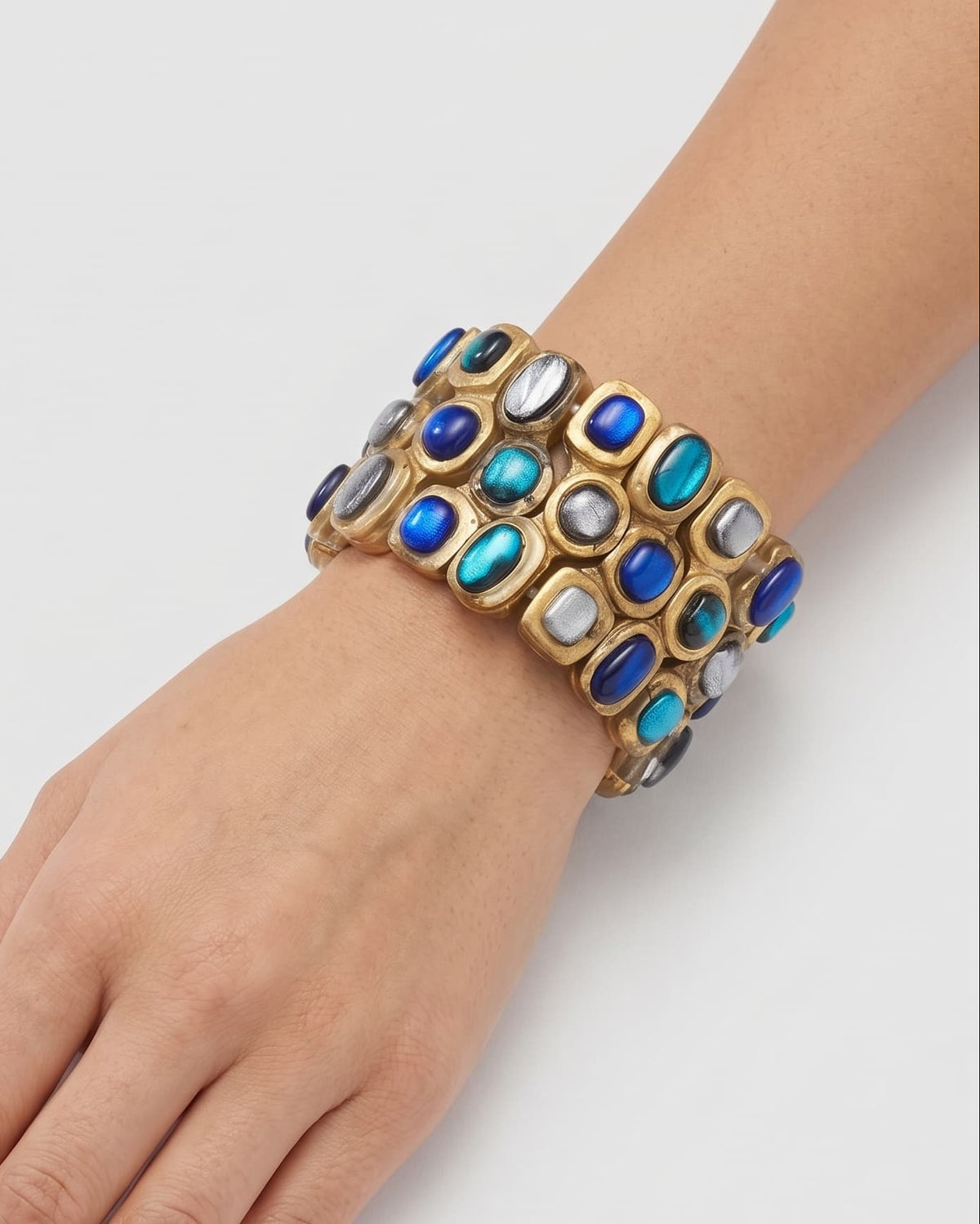 modelo luciendo la pulsera Océane Bleu en la muñeca, apreciando su anchura, brillo marino y escala sobre la piel.