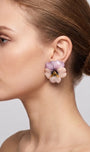 vista de perfil del pendiente Pensée de Ciléa Paris colocado en el lóbulo de una modelo, luciendo su escala de 3.5x4 cm, su brillo esmaltado y su elegante ajuste.