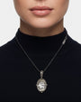 modelo luciendo el collar Médaillon Transparent et Argent Baroque de Maria e Luisa sobre el pecho, apreciando la caída de la cadena de 40 cm.