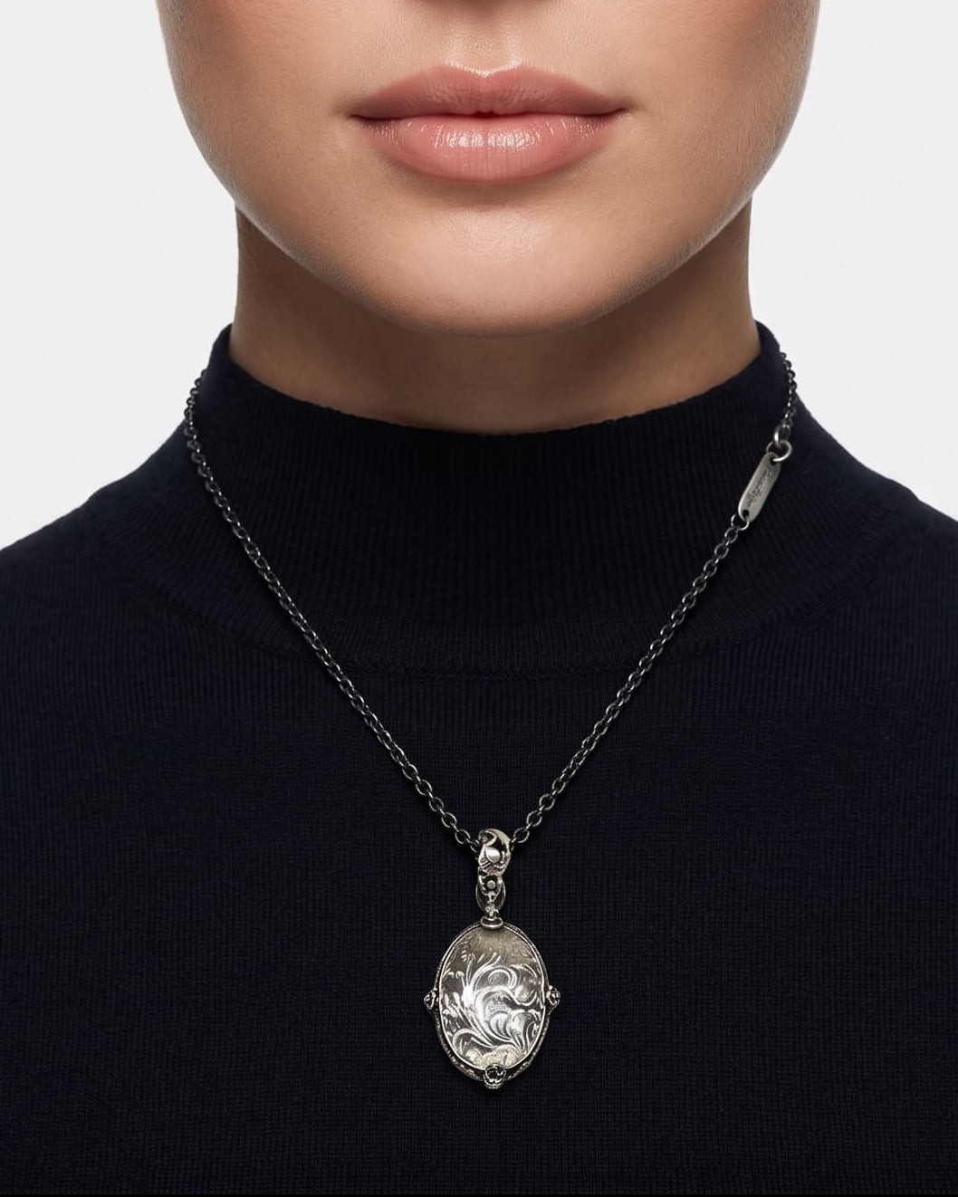 modelo luciendo el collar Médaillon Transparent et Argent Baroque de Maria e Luisa sobre el pecho, apreciando la caída de la cadena de 40 cm.
