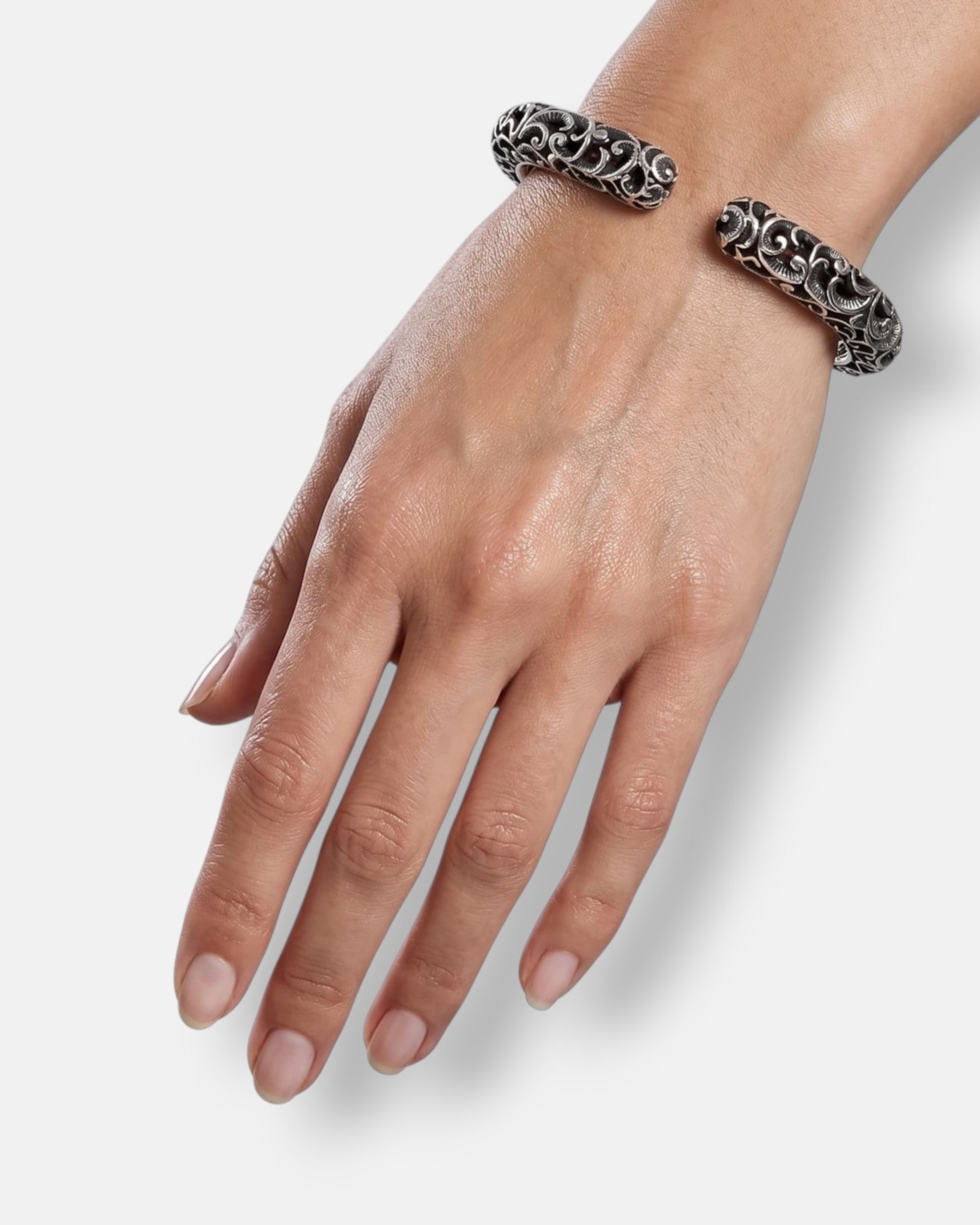 modelo luciendo la pulsera Flavia en la muñeca, apreciando la elegancia de la caña abierta sobre la piel.