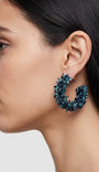 Primer plano lateral de mujer luciendo los pendientes "Noche de Gala", resaltando su diseño estilizado y elegancia minimalista.