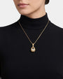 modelo luciendo el Collar Lumière de Maria e Luisa sobre el pecho, apreciando la elegancia de la caída de la cadena.