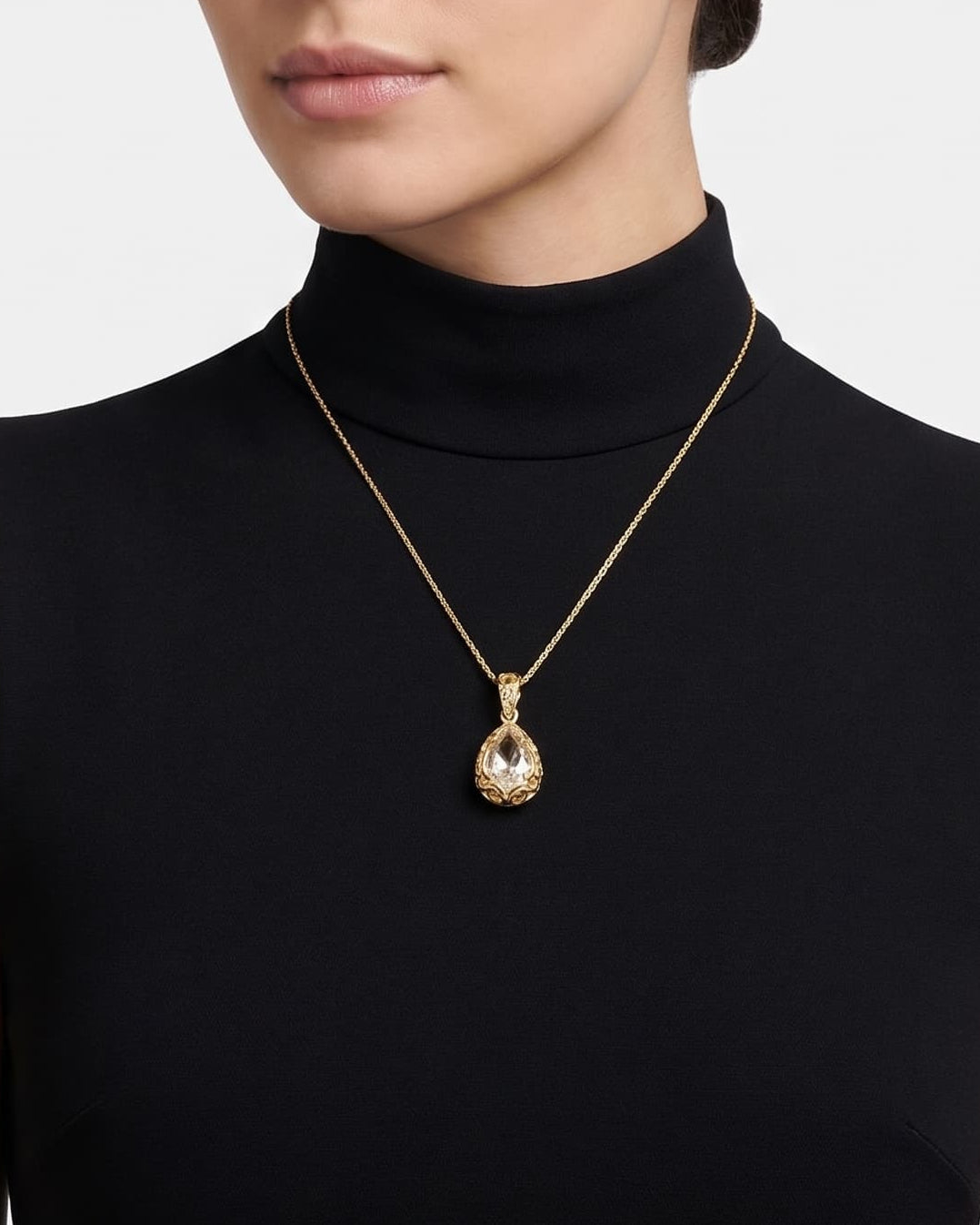 modelo luciendo el Collar Lumière de Maria e Luisa sobre el pecho, apreciando la elegancia de la caída de la cadena.
