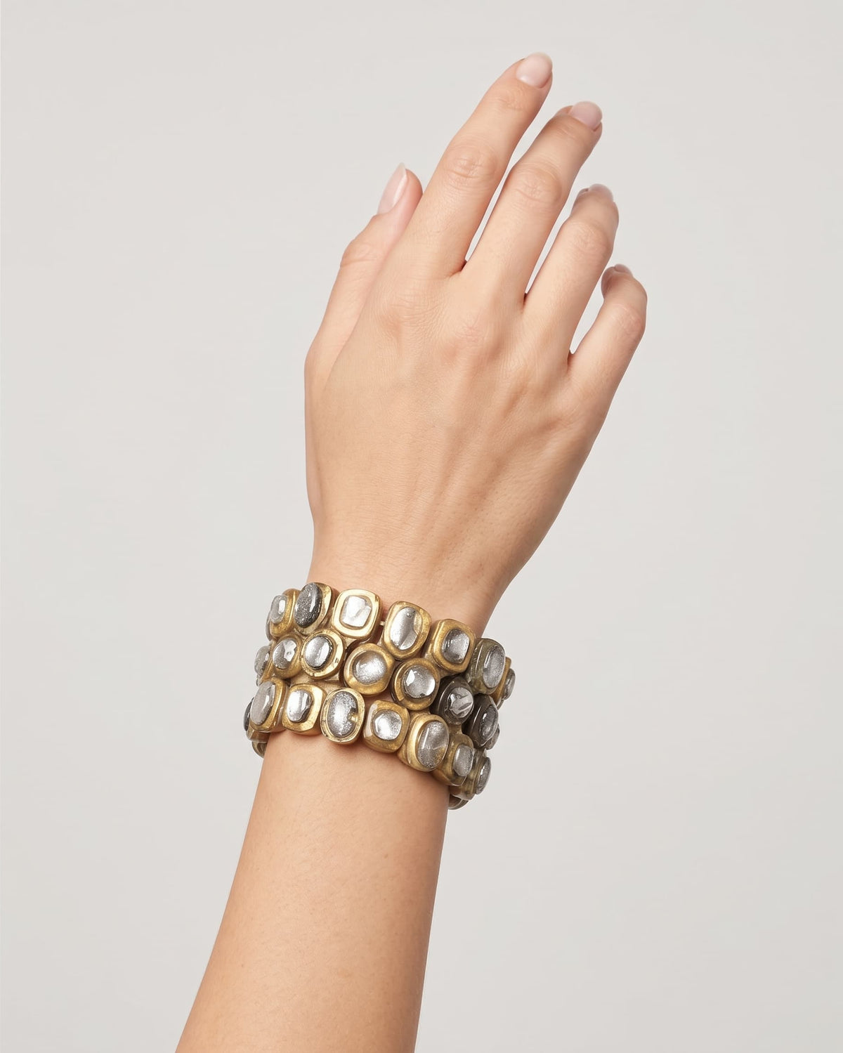 modelo luciendo la pulsera Garance Argent en la muñeca, apreciando su anchura, brillo metálico y escala sobre la piel.