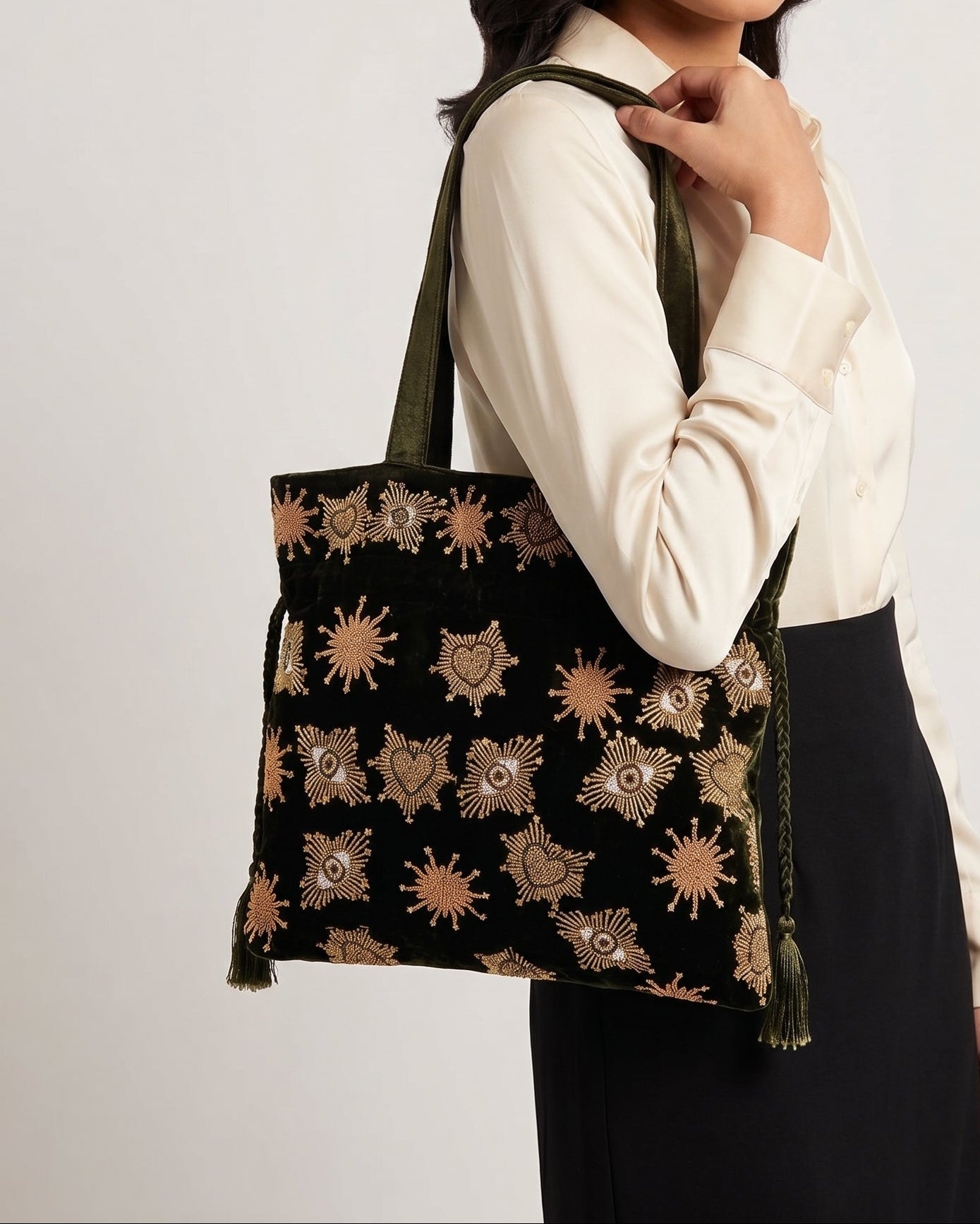 modelo llevando al hombro el bolso Cabas en Velours Motifs Astraux de Olivia Dar, apreciando su proporción y riqueza textil sobre la ropa.