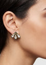 Mujer luciendo los pendientes "Abanico Imperial", destacando su brillo cristalino y diseño compacto.