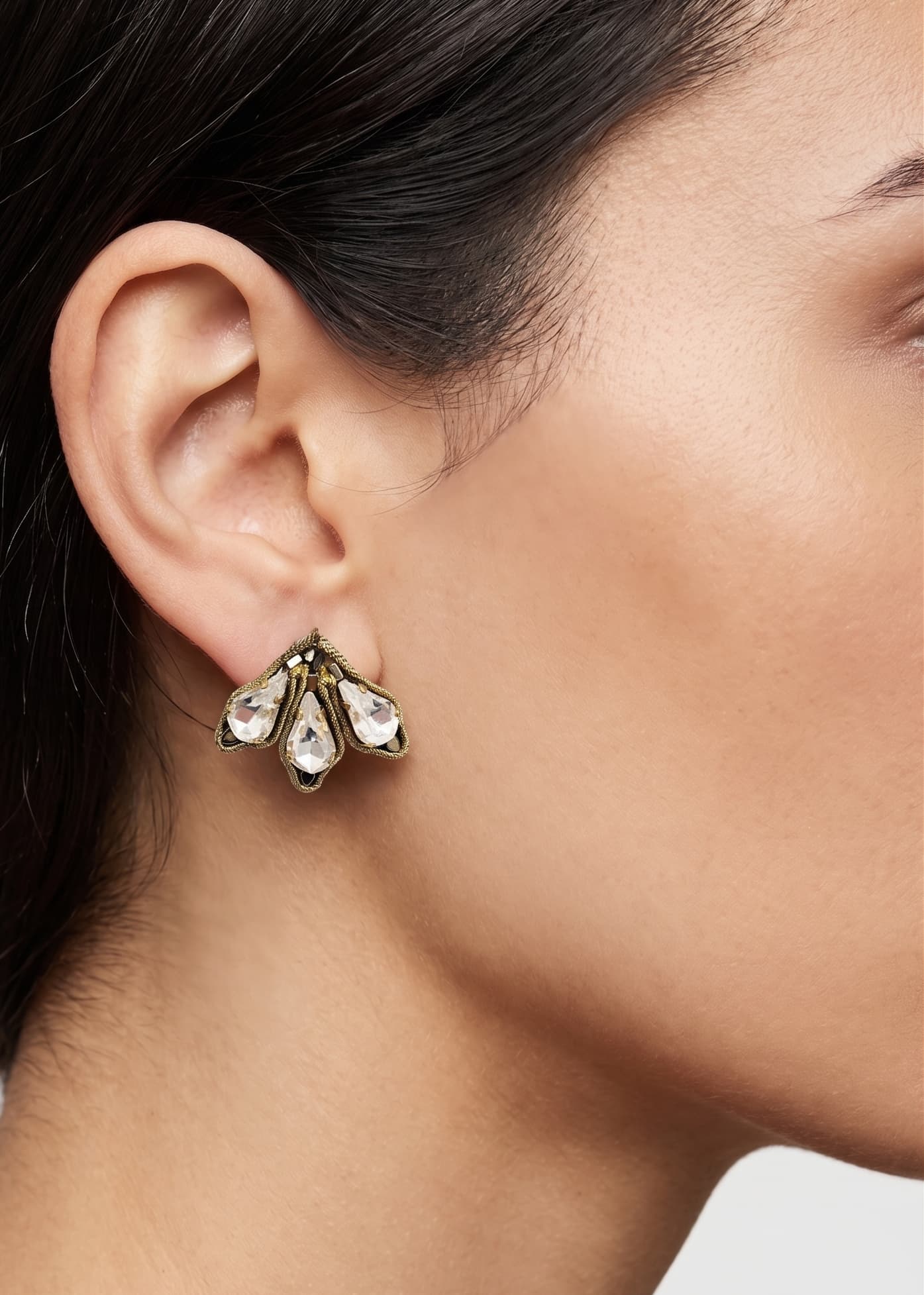 Mujer luciendo los pendientes "Abanico Imperial", destacando su brillo cristalino y diseño compacto.