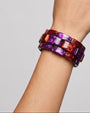 modelo luciendo la pulsera Chain Elastic Violette en la muñeca, apreciando su escala geométrica y destellos sobre la piel.