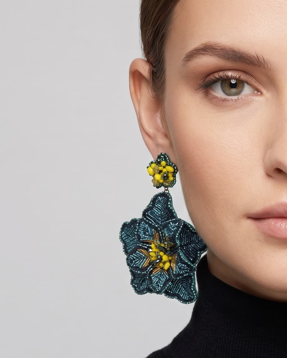 modelo luciendo el pendiente Fleur Vert et Jaune en la oreja, apreciando su silueta maxi y contraste cromático sobre la piel.