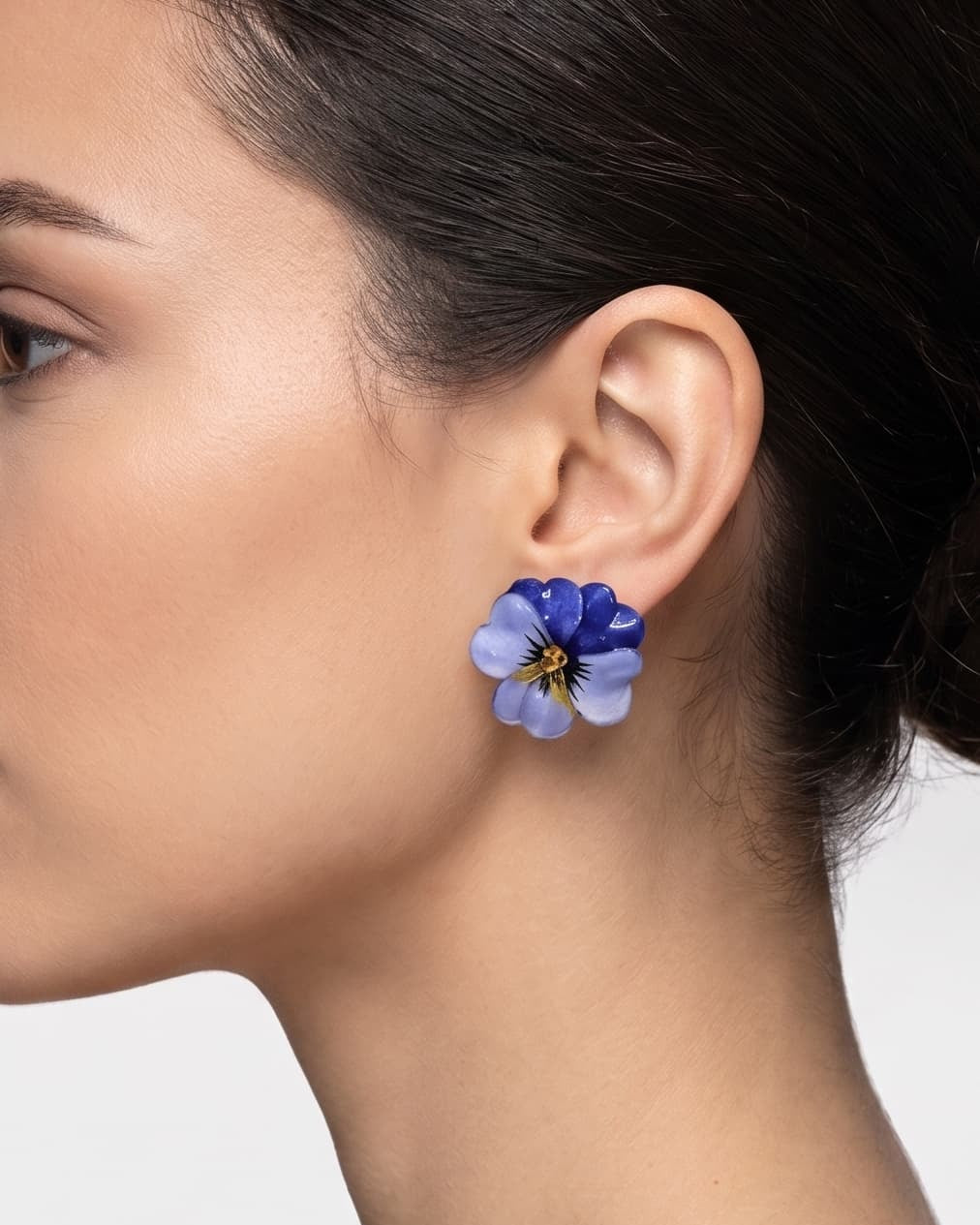 vista de perfil del pendiente Pensée de Ciléa Paris colocado en el lóbulo de una modelo, luciendo su escala de 3.5x4 cm, su brillo esmaltado y su elegante ajuste.