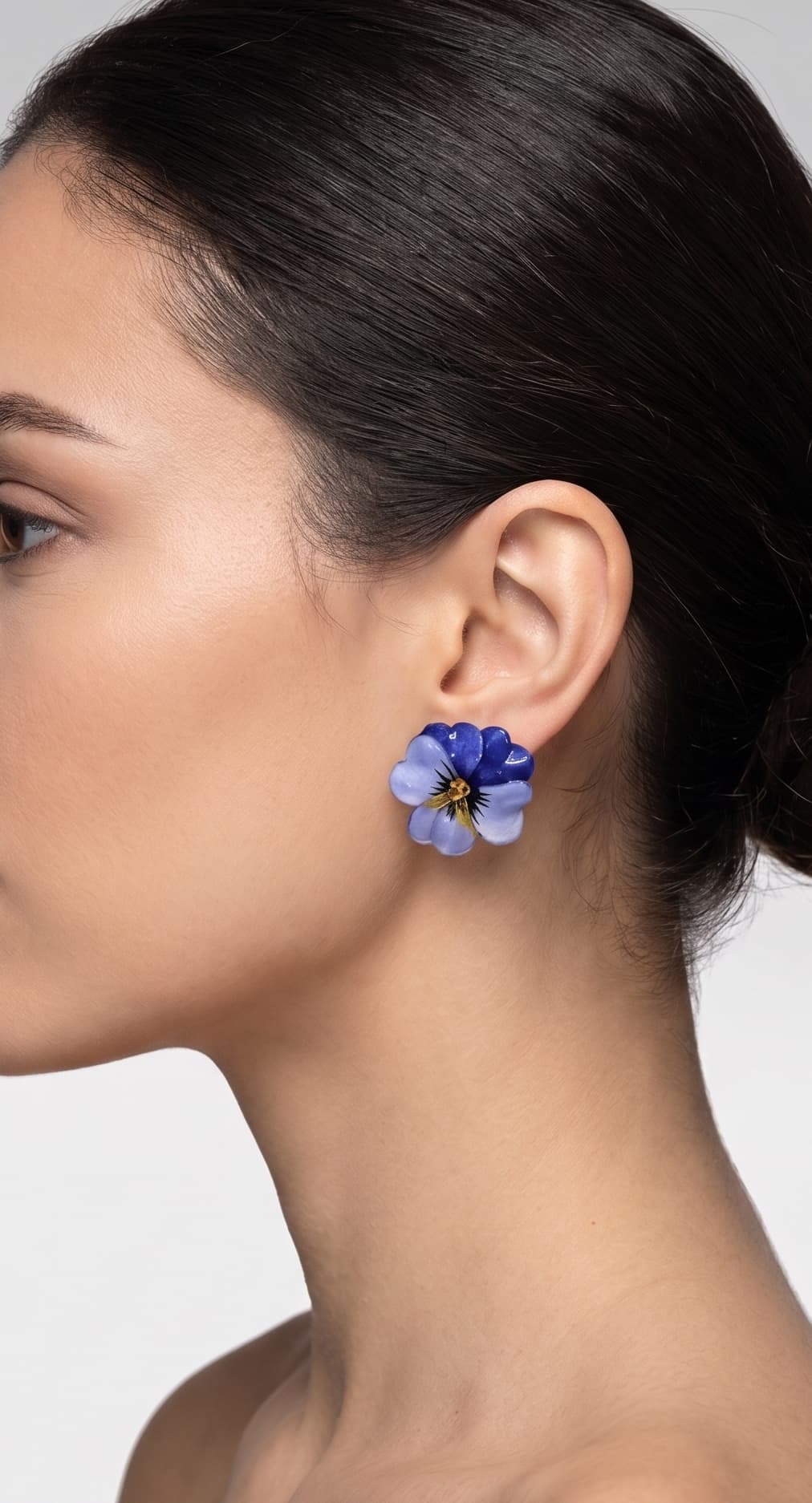 vista de perfil del pendiente Pensée de Ciléa Paris colocado en el lóbulo de una modelo, luciendo su escala de 3.5x4 cm, su brillo esmaltado y su elegante ajuste.