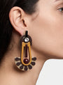 Primer plano lateral de mujer luciendo los pendientes "Amuleto Solar", resaltando su diseño de inspiración tribal y elegancia contemporánea.