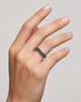 modelo luciendo el anillo Anello Fascia Barocca de Maria e Luisa en la mano, apreciando su escala delicada y brillo sobre la piel.