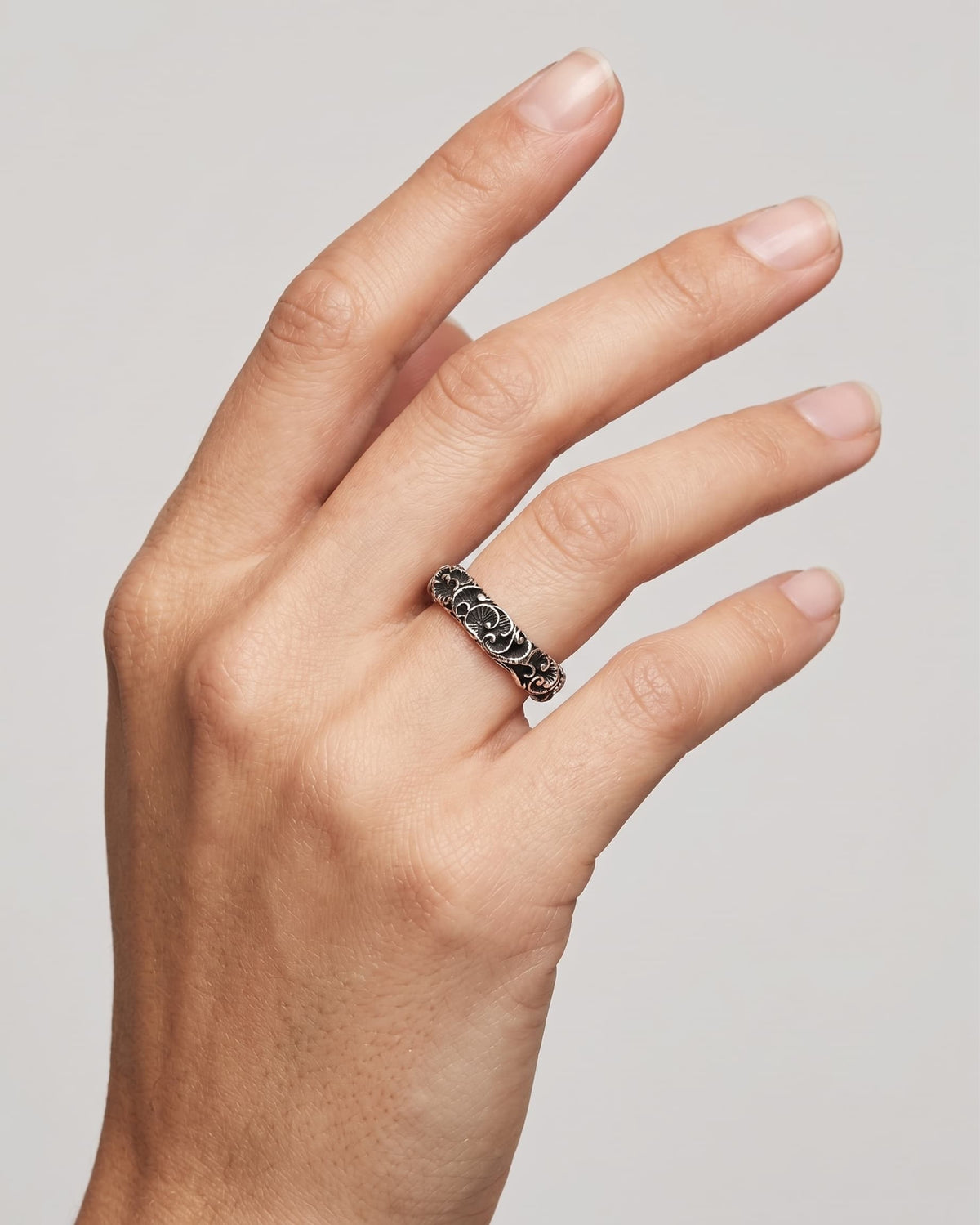modelo luciendo el anillo Anello Fascia Barocca de Maria e Luisa en la mano, apreciando su escala delicada y brillo sobre la piel.