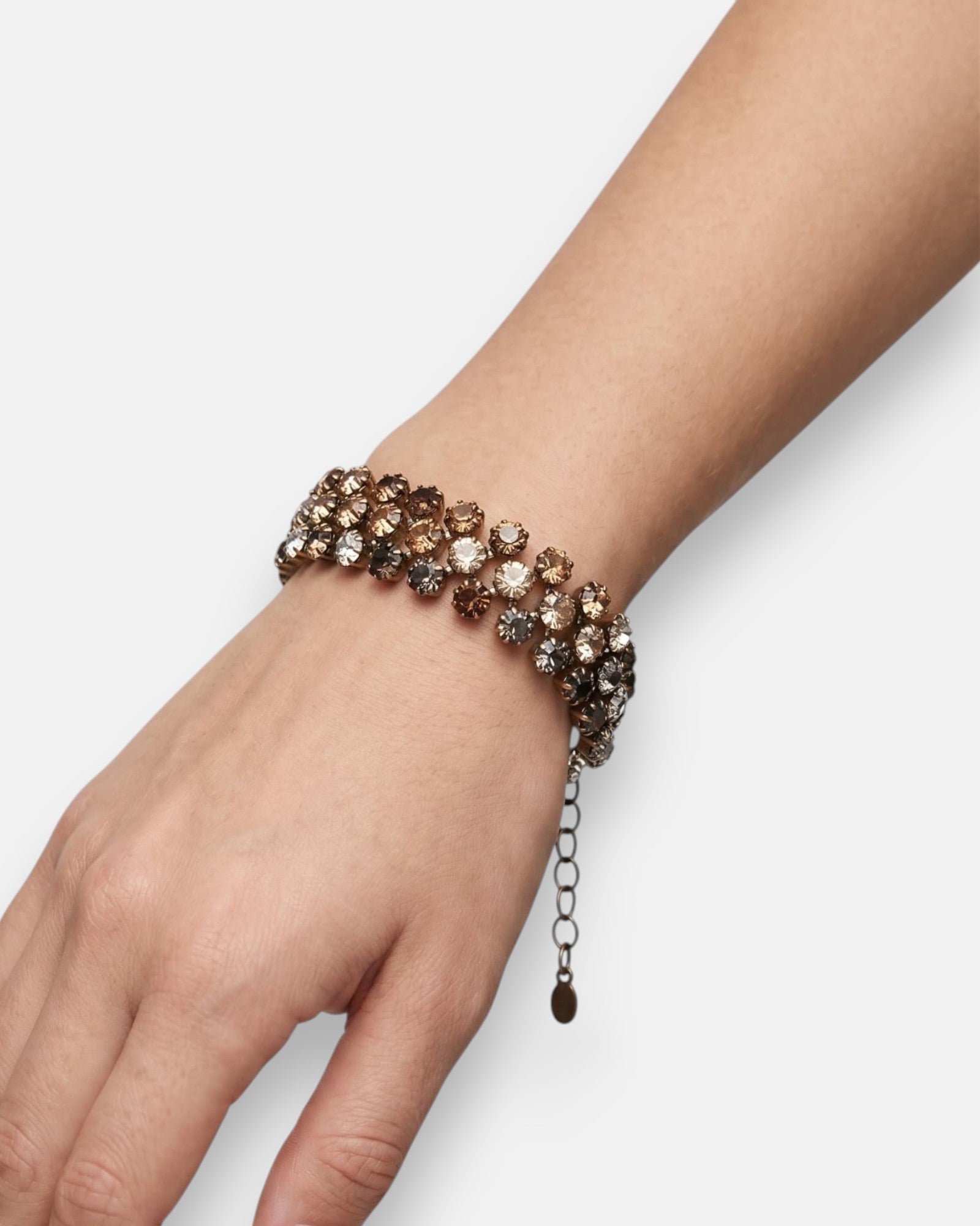 Mujer luciendo la pulsera "Estela de Ámbar" en la muñeca, resaltando su brillo y el tono cálido de los cristales.