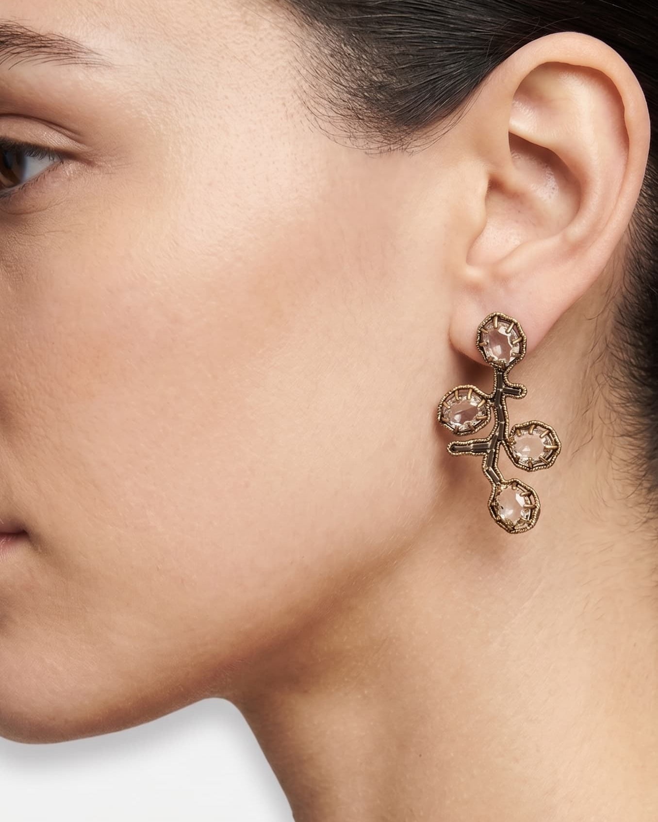 Mujer luciendo los pendientes "Brote de Invierno", destacando su diseño orgánico y brillo cristalino.