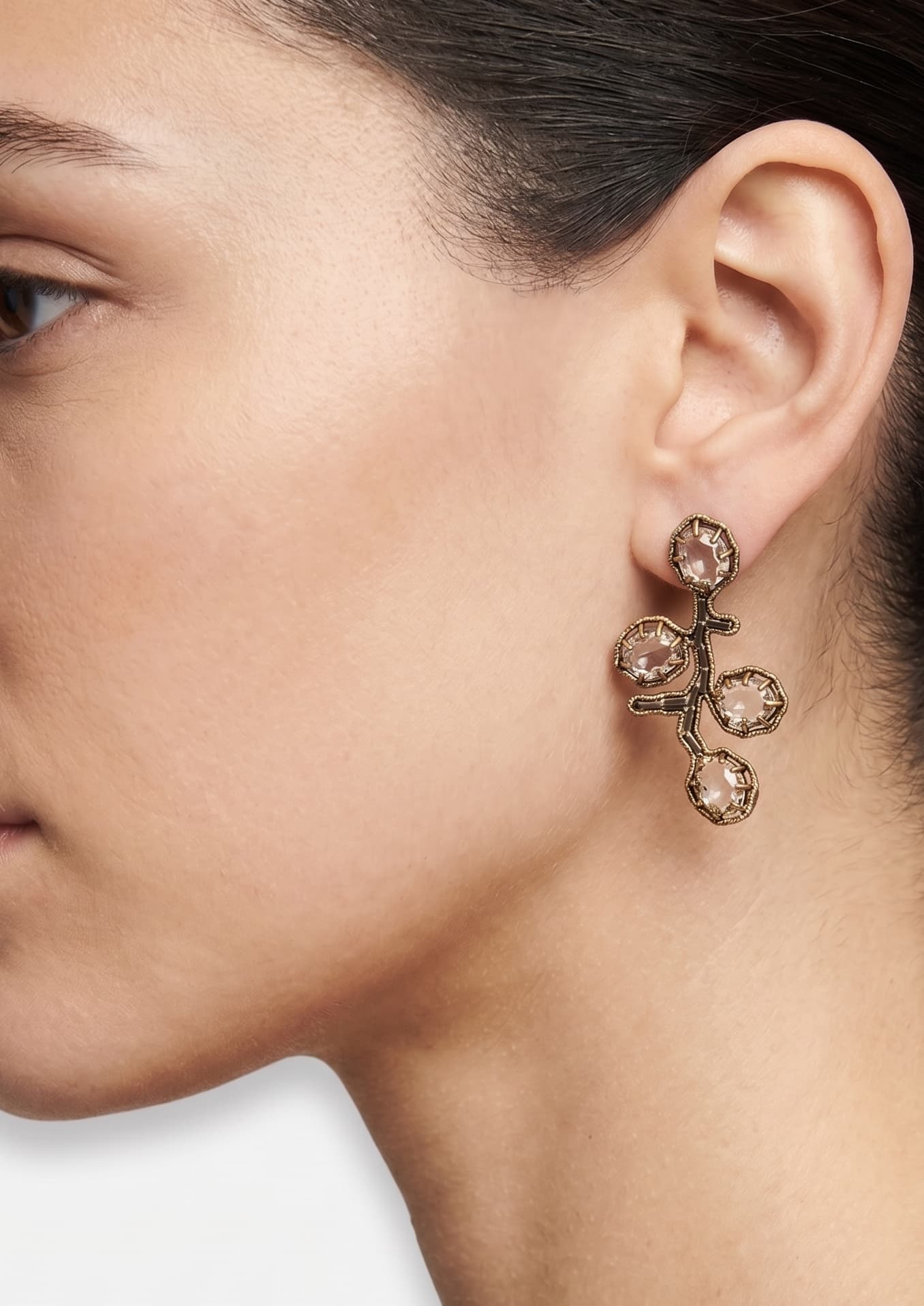 Mujer luciendo los pendientes "Brote de Invierno", destacando su diseño orgánico y brillo cristalino.