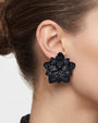 modelo luciendo los pendientes Fleur de Lotus Bleu Nuit en las orejas, apreciando su forma floral tridimensional y ajuste elegante al lóbulo.