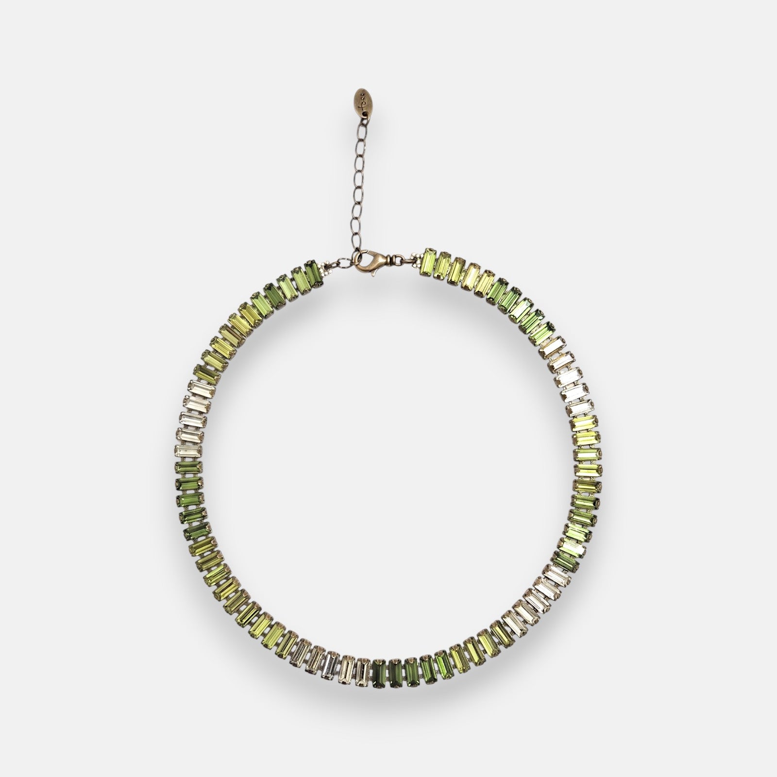 Gargantilla choker Tataborello extendida en círculo mostrando su hilera continua de cristales rectangulares verdes y oliva.