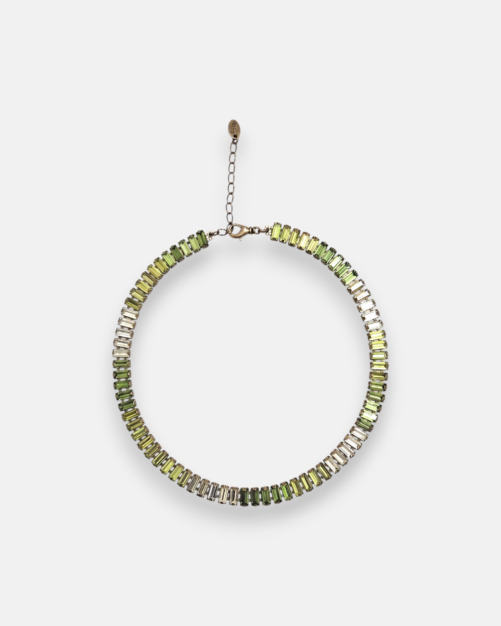 Gargantilla choker Tataborello extendida en círculo mostrando su hilera continua de cristales rectangulares verdes y oliva.