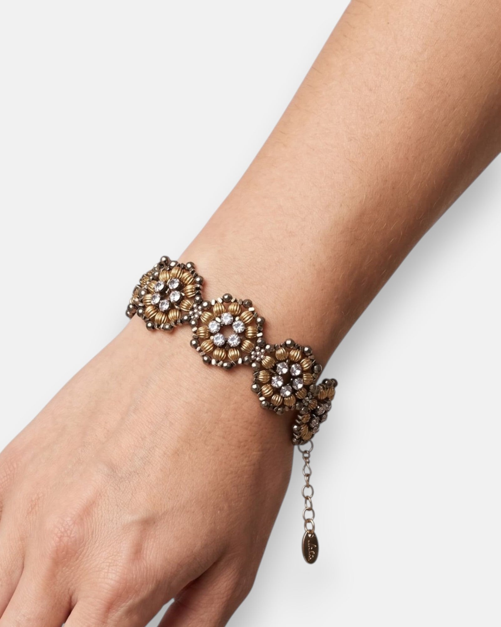 Vista de la pulsera "Rosetón Imperial" en la muñeca, destacando su silueta geométrica y el contraste de colores.