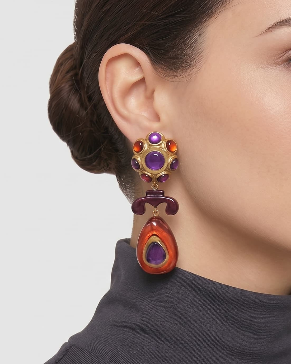 modelo luciendo el pendiente Fleur de Violette en la oreja, apreciando su longitud y contraste cromático sobre la piel.