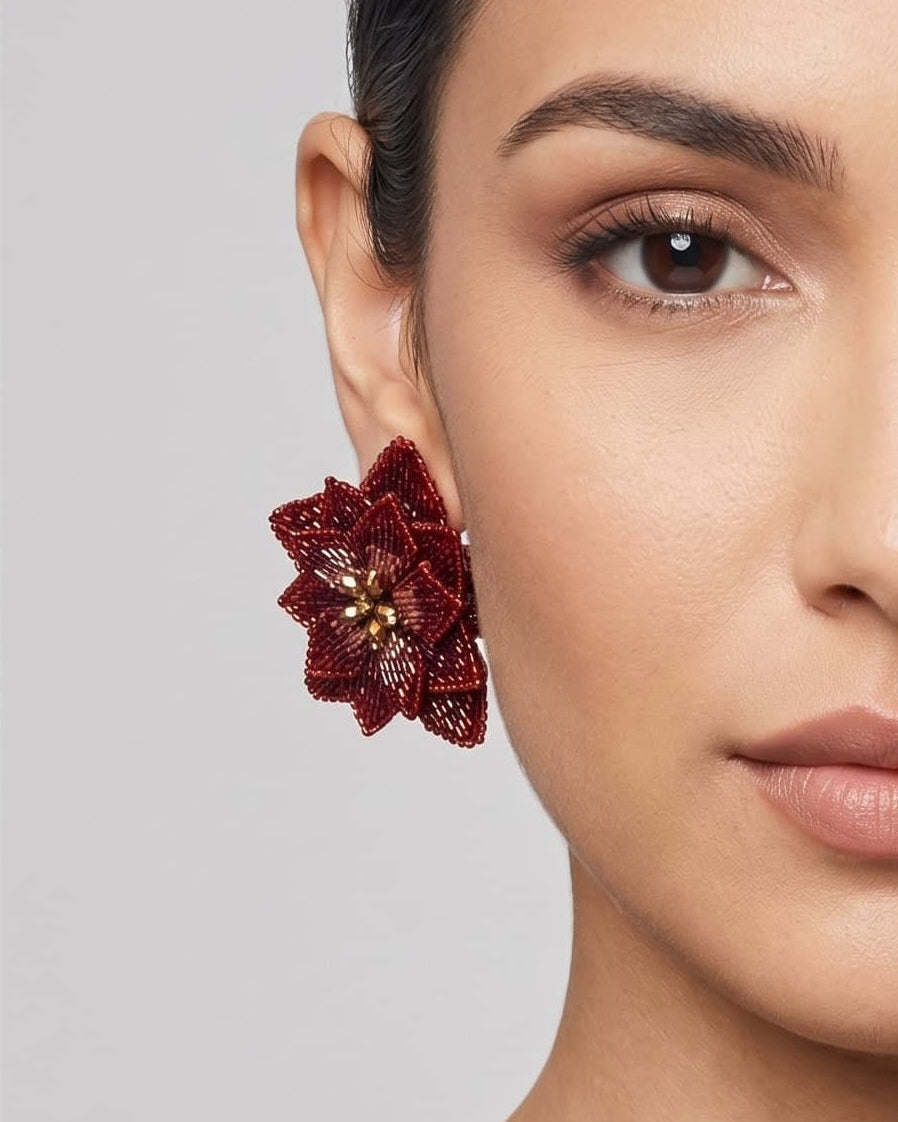 modelo luciendo los pendientes Fleur de Lotus Rouge en las orejas, apreciando su forma floral tridimensional y ajuste elegante al lóbulo.