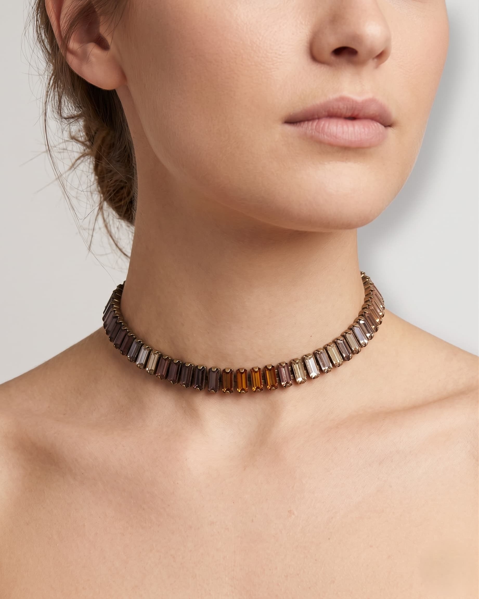Vista frontal de una mujer luciendo el collar choker "Rivière Aurora" ajustado al cuello, resaltando su luz y delicadeza.