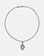collar Médaillon Transparent et Argent Baroque de Maria e Luisa con su cadena fina y medallón de cristal transparente.