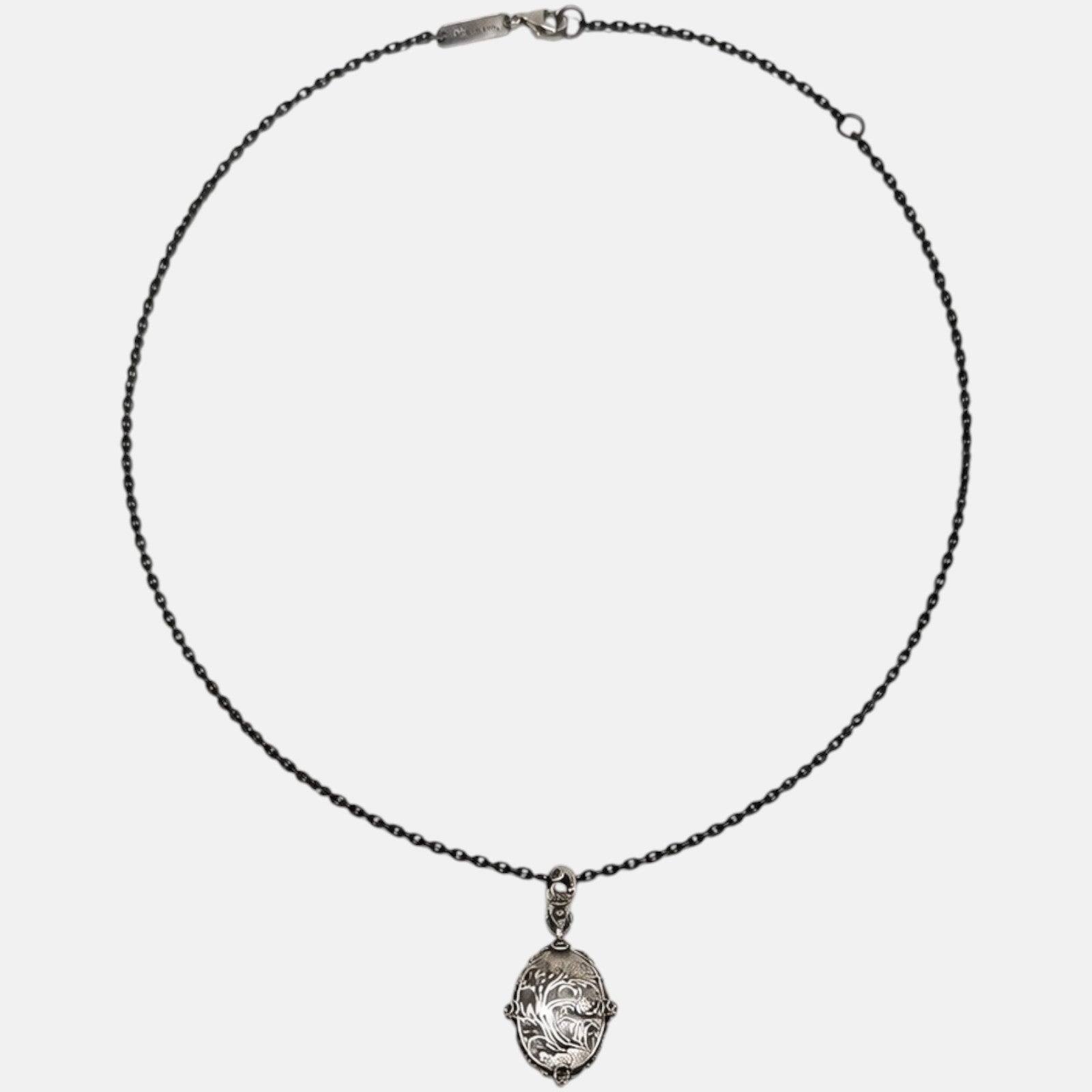 collar Médaillon Transparent et Argent Baroque de Maria e Luisa con su cadena fina y medallón de cristal transparente.