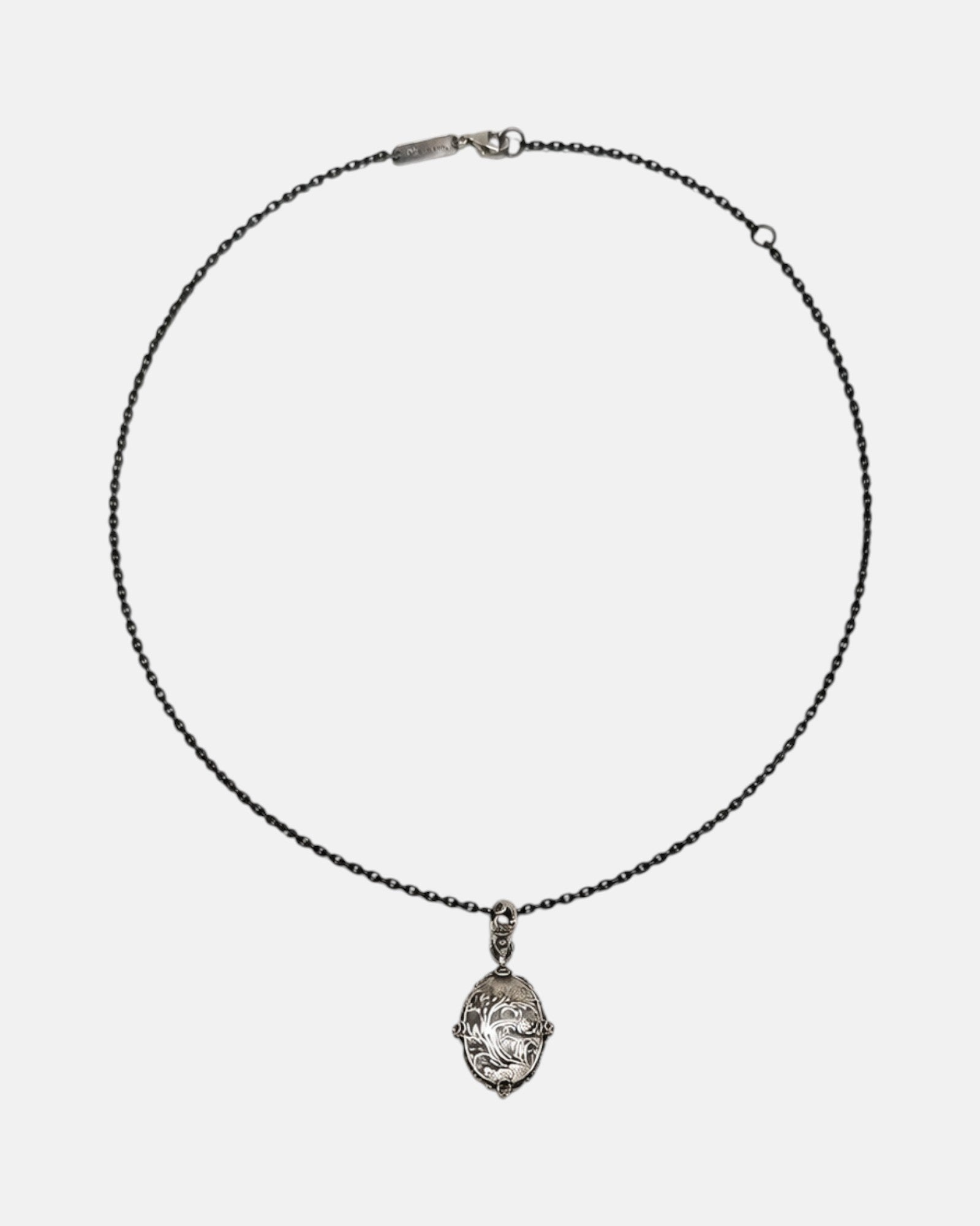 collar Médaillon Transparent et Argent Baroque de Maria e Luisa con su cadena fina y medallón de cristal transparente.