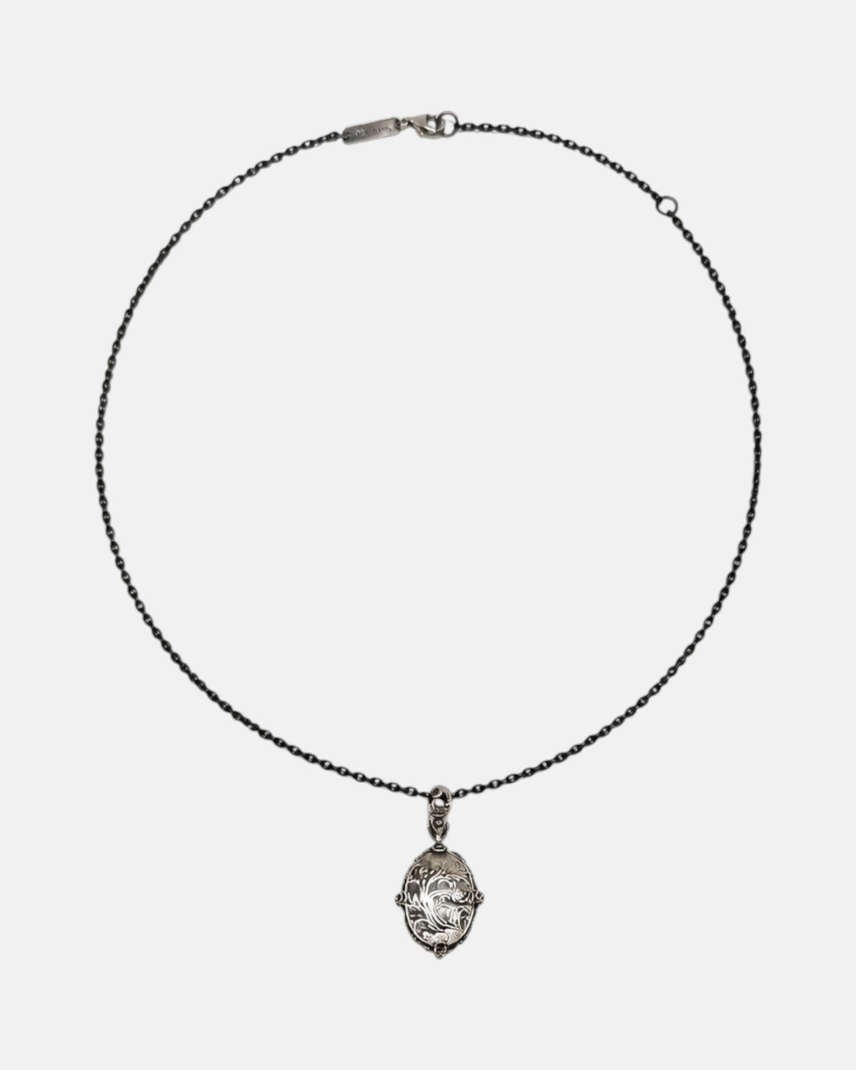 collar Médaillon Transparent et Argent Baroque de Maria e Luisa con su cadena fina y medallón de cristal transparente.