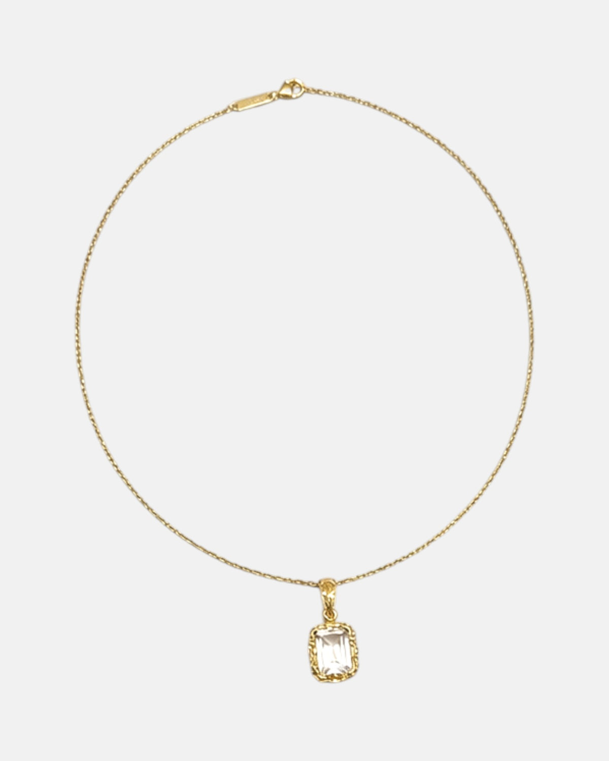 Collar Toscana de Maria e Luisa con su cadena fina dorada y colgante rectangular de cuarzo transparente.