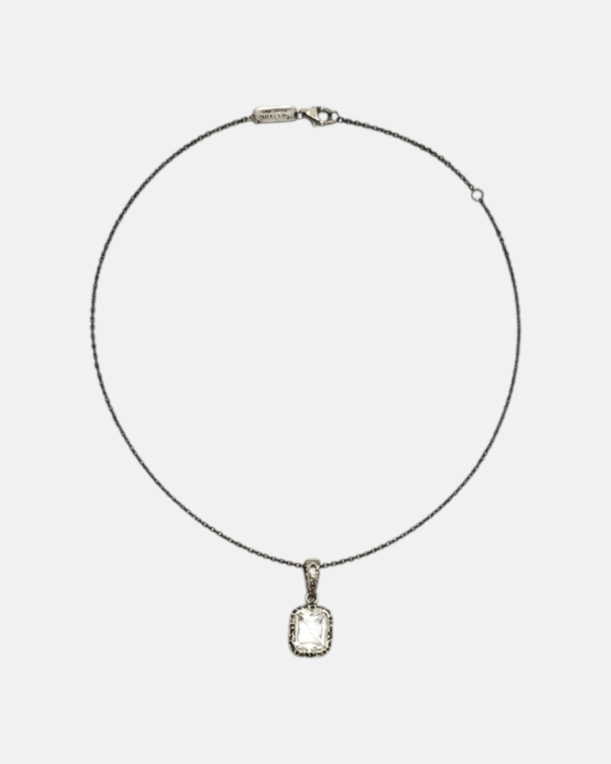 Collar Siena de Maria e Luisa con su cadena fina de plata envejecida y colgante rectangular de cuarzo transparente.
