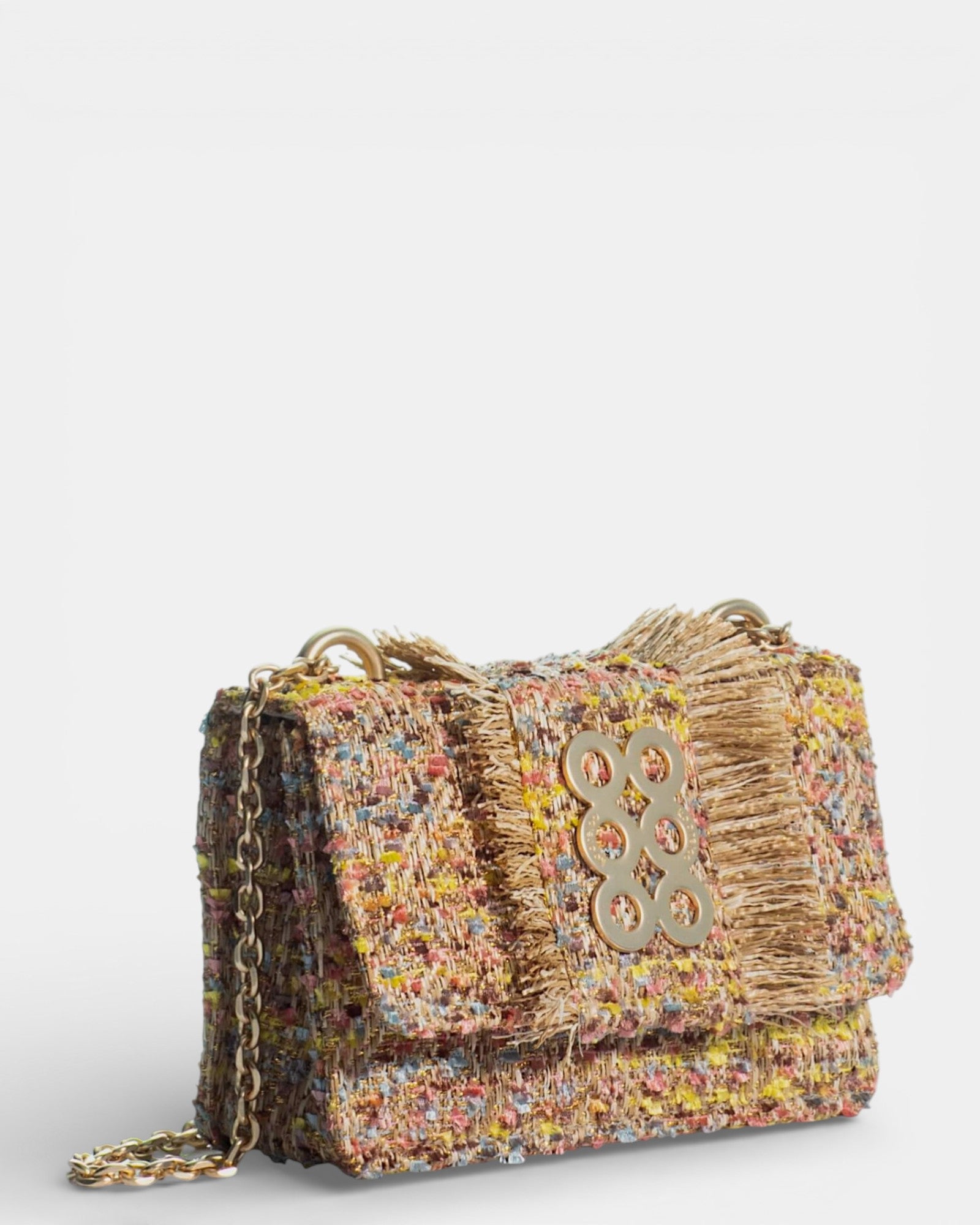 Vista en ángulo del bolso Kooreloo Lucerne Mini resaltando la textura del tweed multicolor y la cadena de hombro.