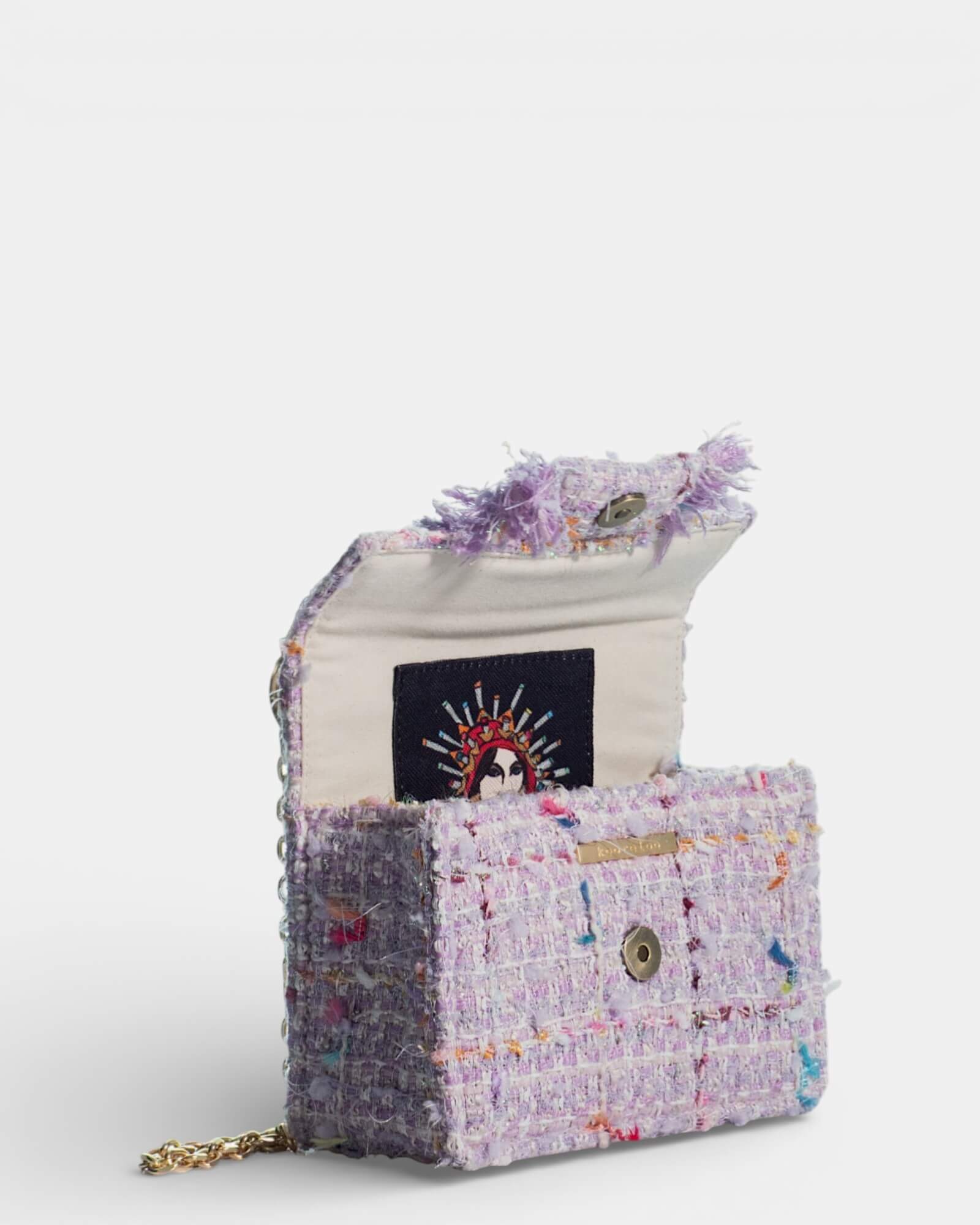 Interior del bolso Kooreloo lila con forro ilustrado de arte griego y cierre magnético.