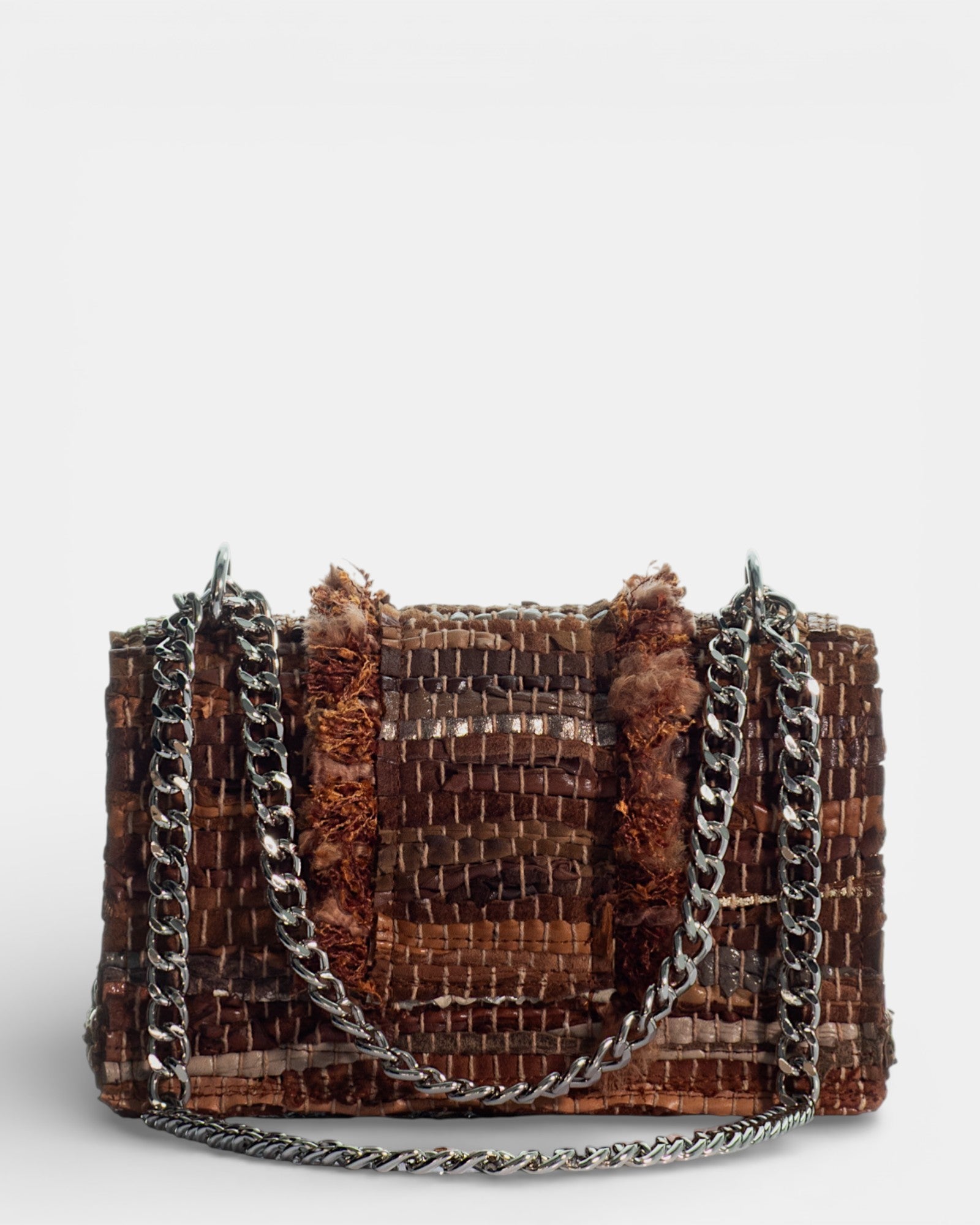 Vista posterior del bolso Kooreloo New Yorker Soho tejido en tiras de cuero marrón con cadena plateada.