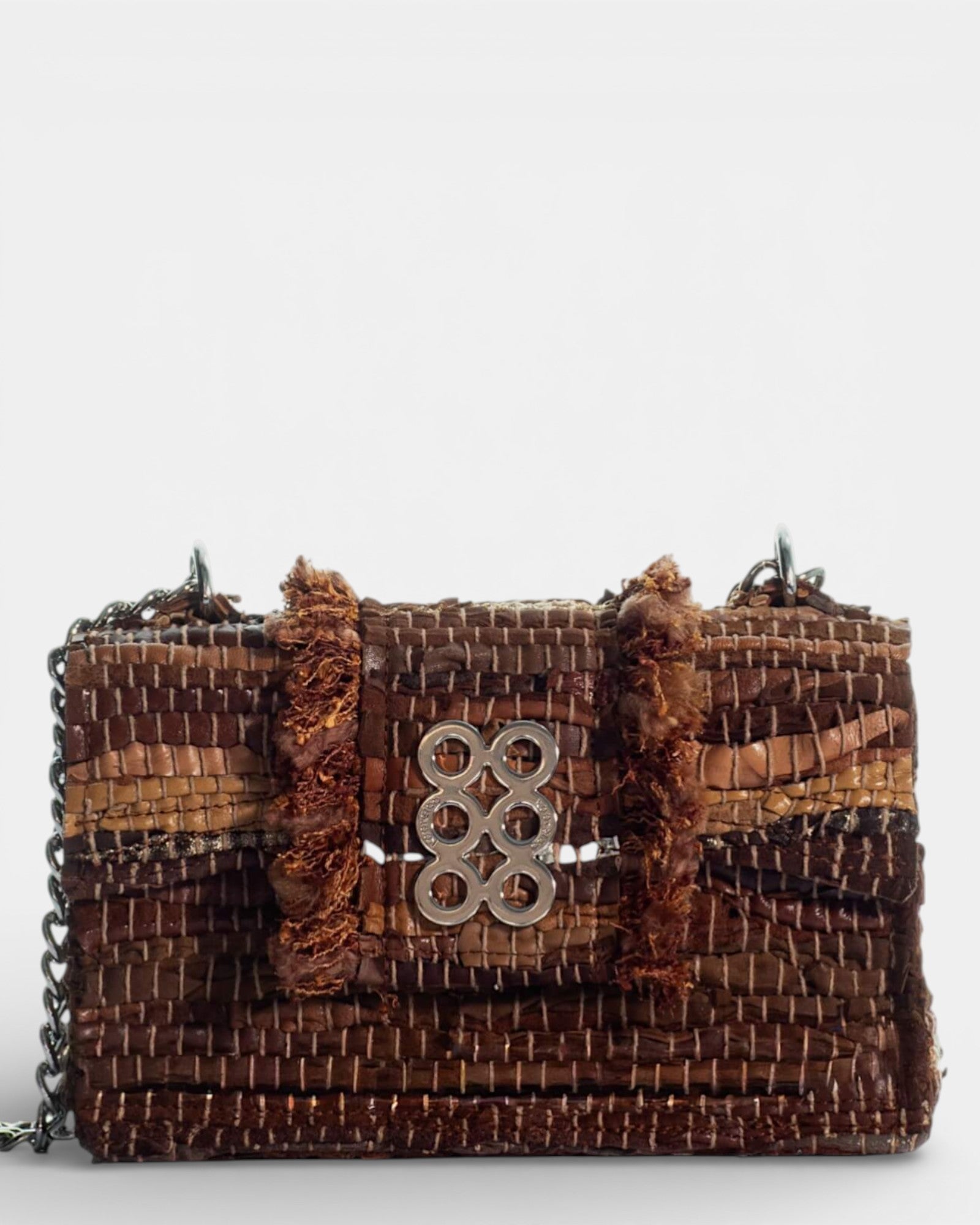 Frontal del bolso Kooreloo New Yorker Soho en cuero marrón, resaltando el broche de seis círculos plateados.