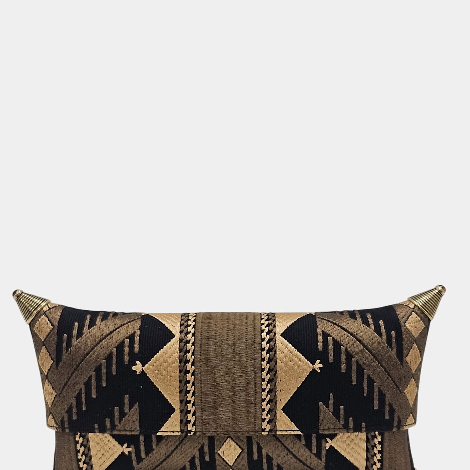 Cartera de mano Martha con patrón de rombos y flechas bordadas en oro y bronce, diseño de solapa estructurada y detalles metálicos en las esquinas.