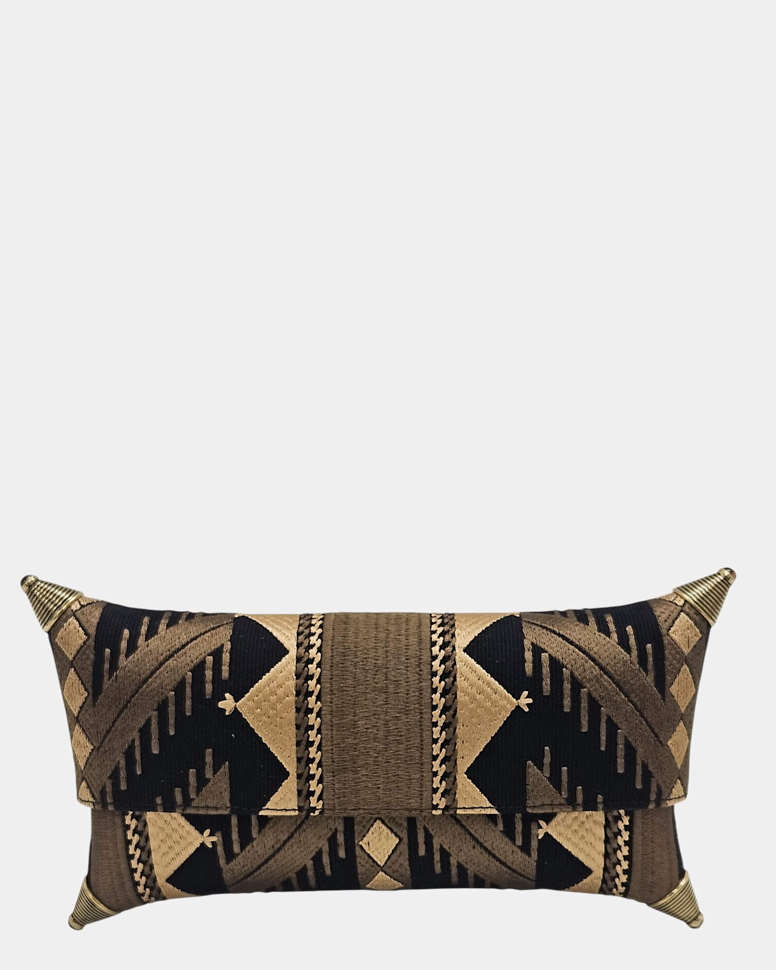 Cartera de mano Martha con patrón de rombos y flechas bordadas en oro y bronce, diseño de solapa estructurada y detalles metálicos en las esquinas.