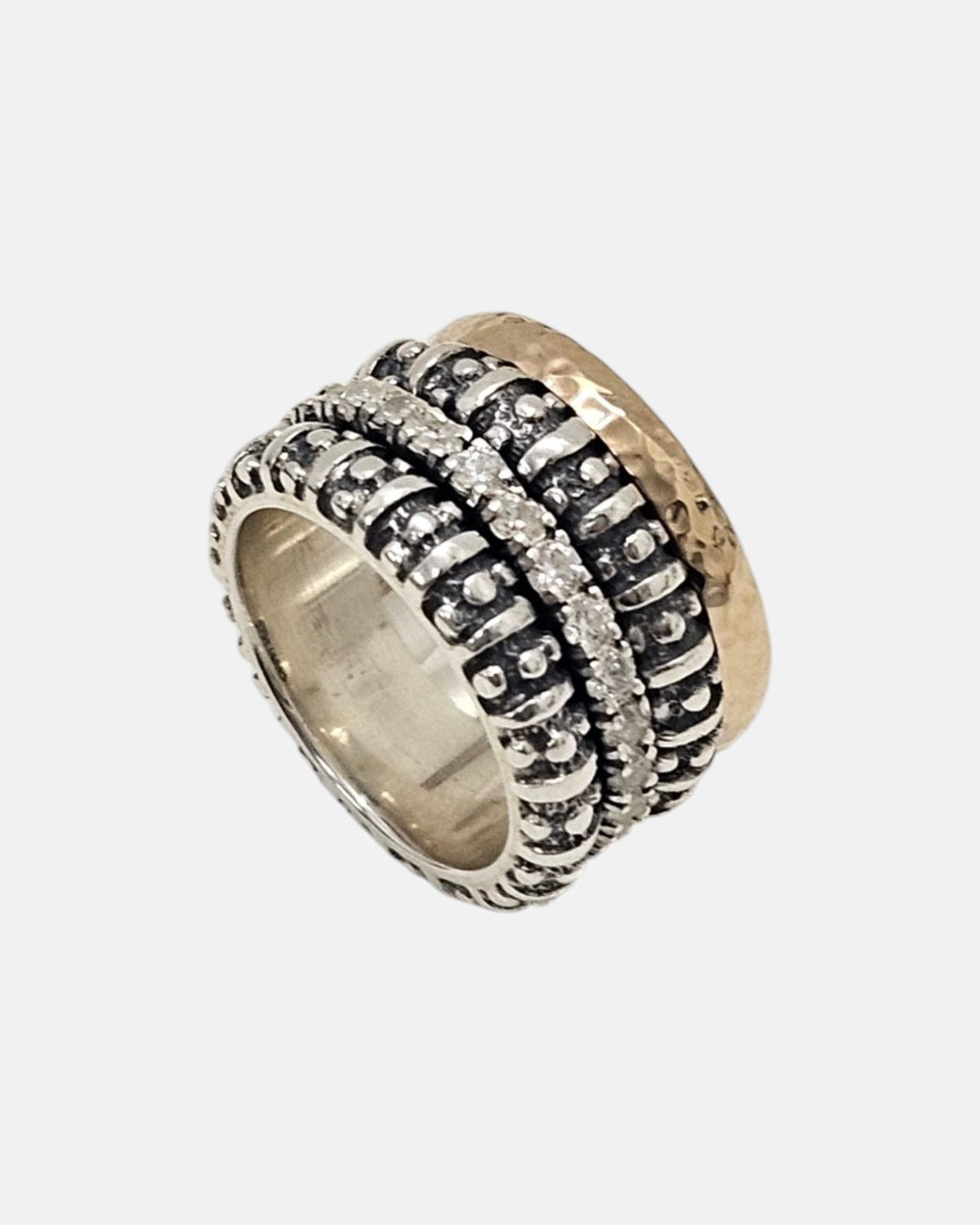 Anillo ancho artesanal de cuatro bandas con borde dorado, plata envejecida y fila de circonitas
