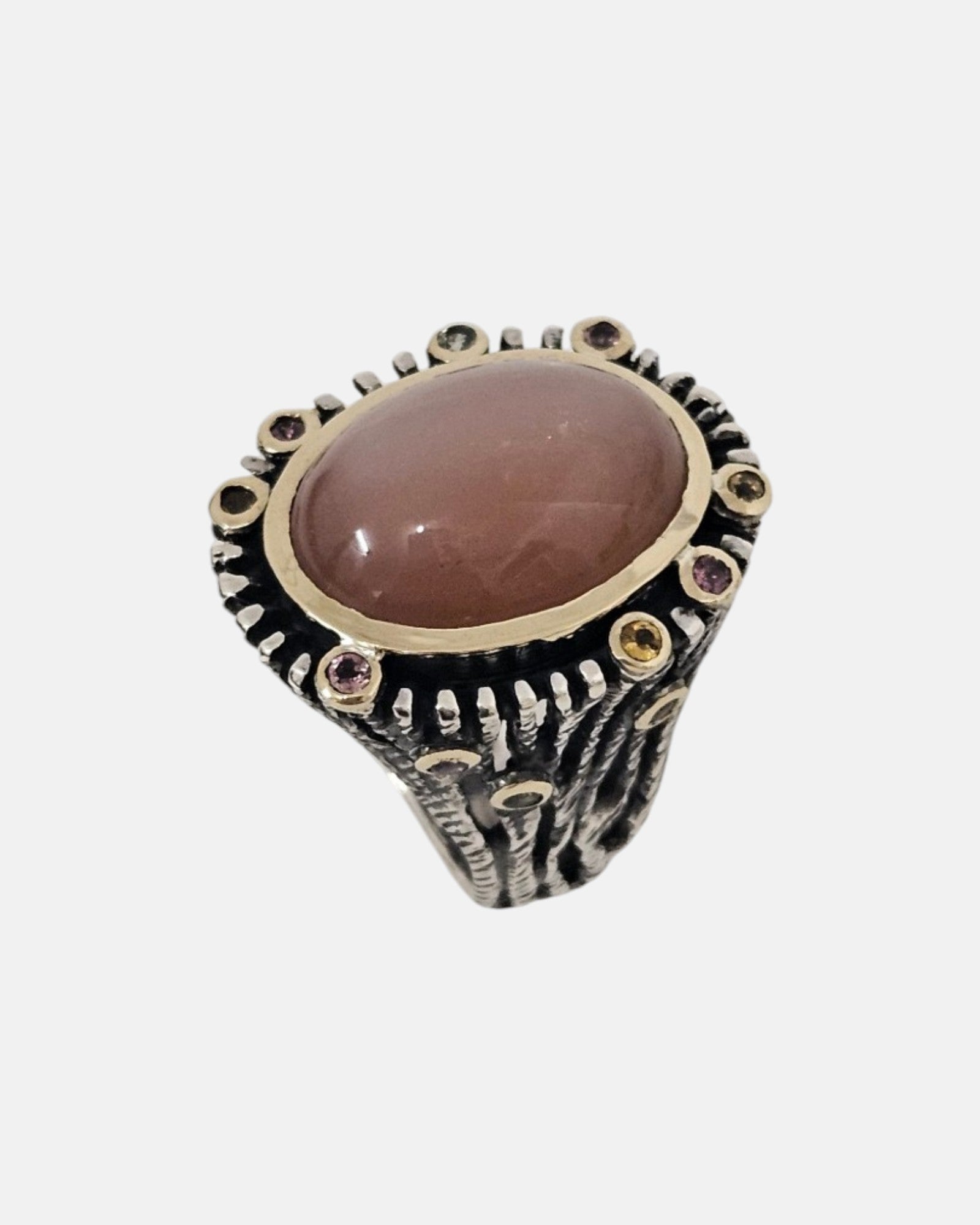 Anillo ancho artesanal con gran cabujón de piedra luna en bisel dorado rodeado de turmalinas