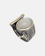 Anillo ancho artesanal con cabujón ovalado de piedra luna en bisel dorado y barra lateral curvada