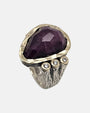 Anillo ancho artesanal con piedra rubí zoicita facetada en bisel dorado y tres diamantes laterales
