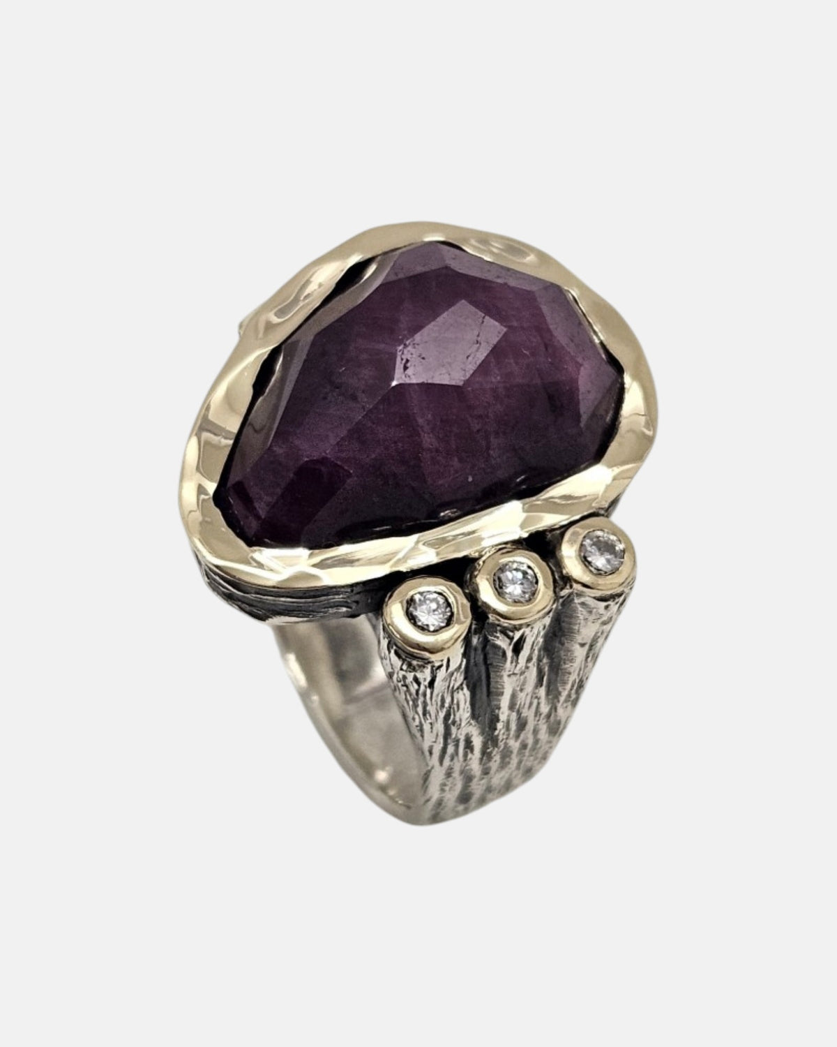 Anillo ancho artesanal con piedra rubí zoicita facetada en bisel dorado y tres diamantes laterales