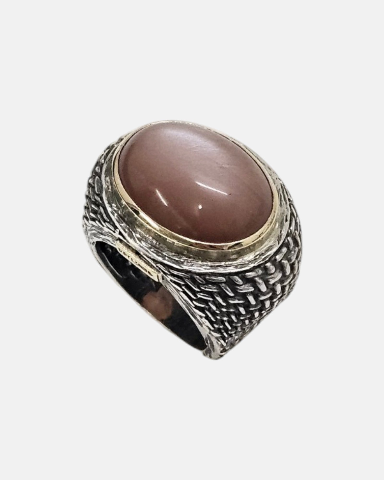 Anillo artesanal de sello ovalado en plata envejecida texturada con cabujón marrón engastado en bisel dorado